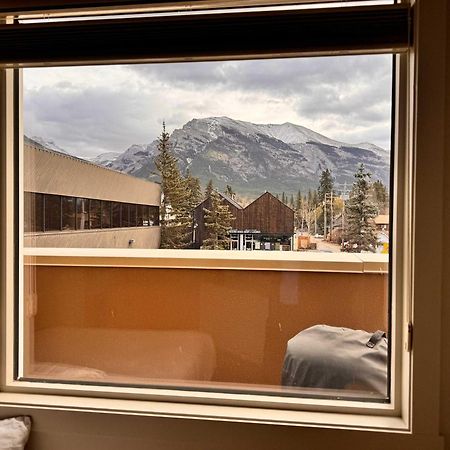Ravens Crest Lodge - Stunning Views Perfectly Located On Main Street Canmore Kültér fotó