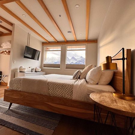 Ravens Crest Lodge - Stunning Views Perfectly Located On Main Street Canmore Kültér fotó