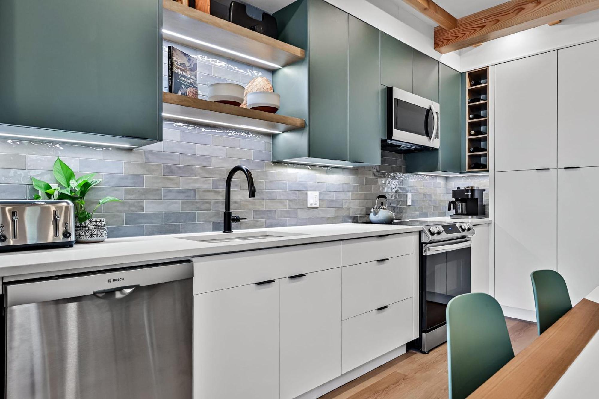 Ravens Crest Lodge - Stunning Views Perfectly Located On Main Street Canmore Kültér fotó