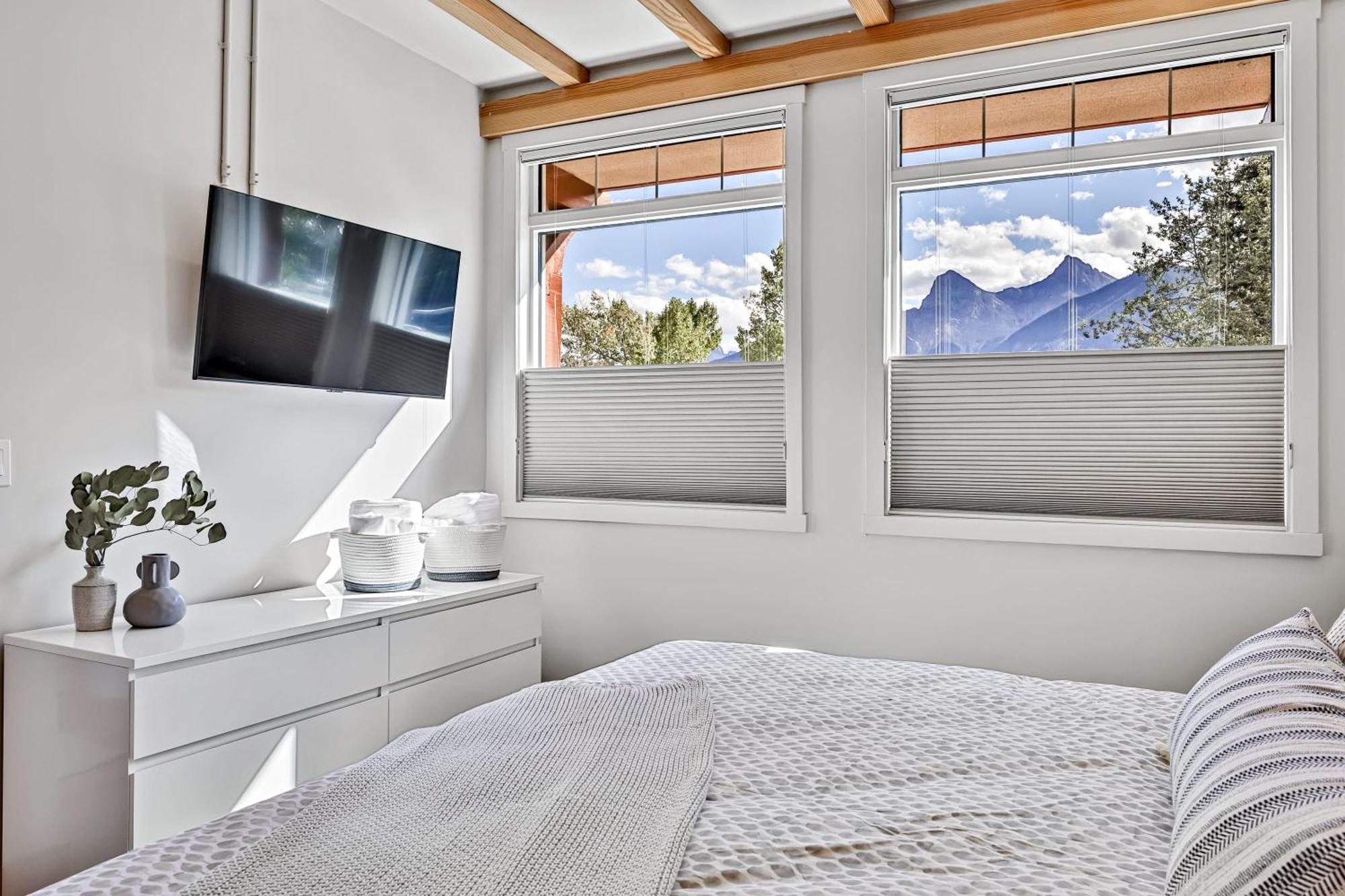 Ravens Crest Lodge - Stunning Views Perfectly Located On Main Street Canmore Kültér fotó