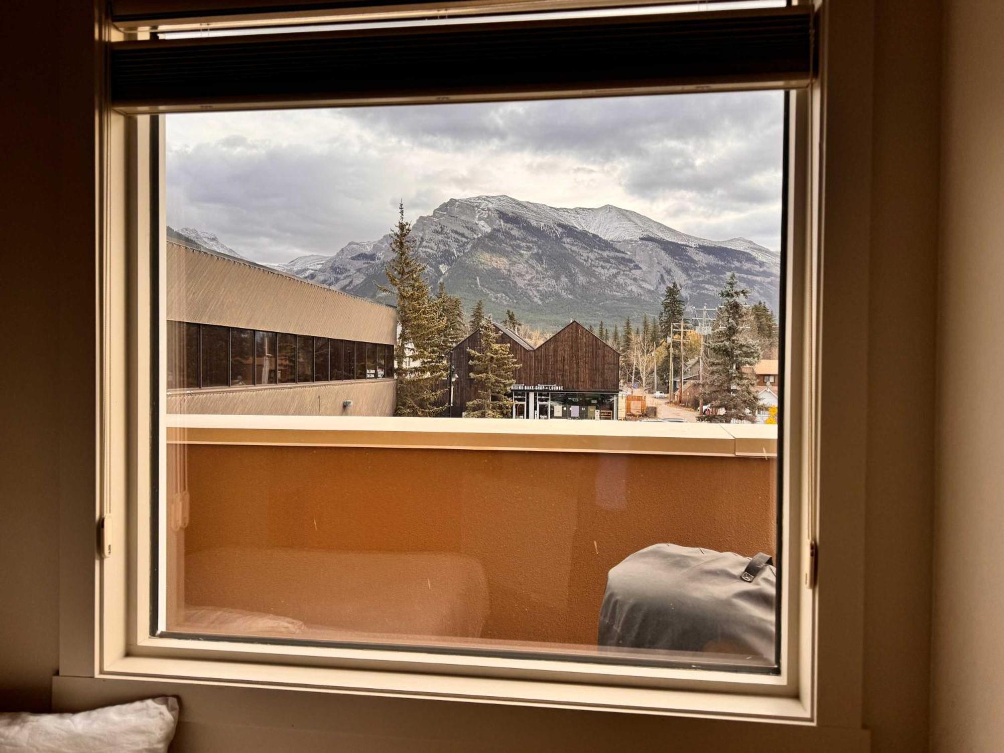 Ravens Crest Lodge - Stunning Views Perfectly Located On Main Street Canmore Kültér fotó