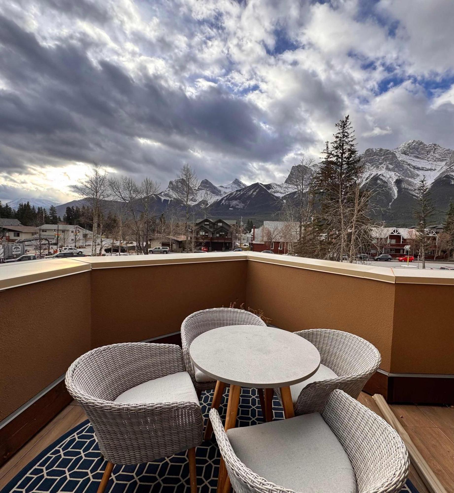 Ravens Crest Lodge - Stunning Views Perfectly Located On Main Street Canmore Kültér fotó