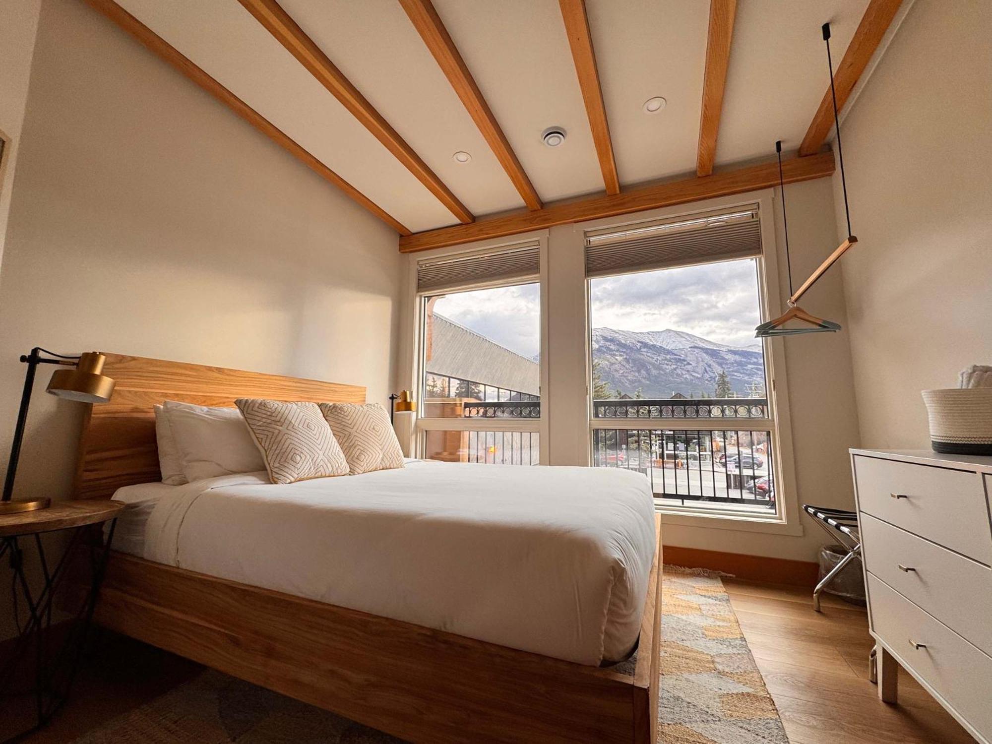 Ravens Crest Lodge - Stunning Views Perfectly Located On Main Street Canmore Kültér fotó