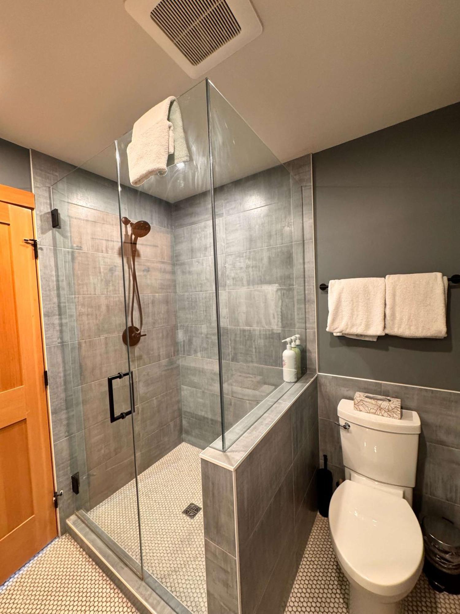 Ravens Crest Lodge - Stunning Views Perfectly Located On Main Street Canmore Kültér fotó